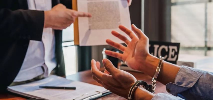 Abogado de defensa criminal preparando estrategia de caso en la corte del condado de Gwinnett para J. Lee & Associates Law Group, Norcross Georgia