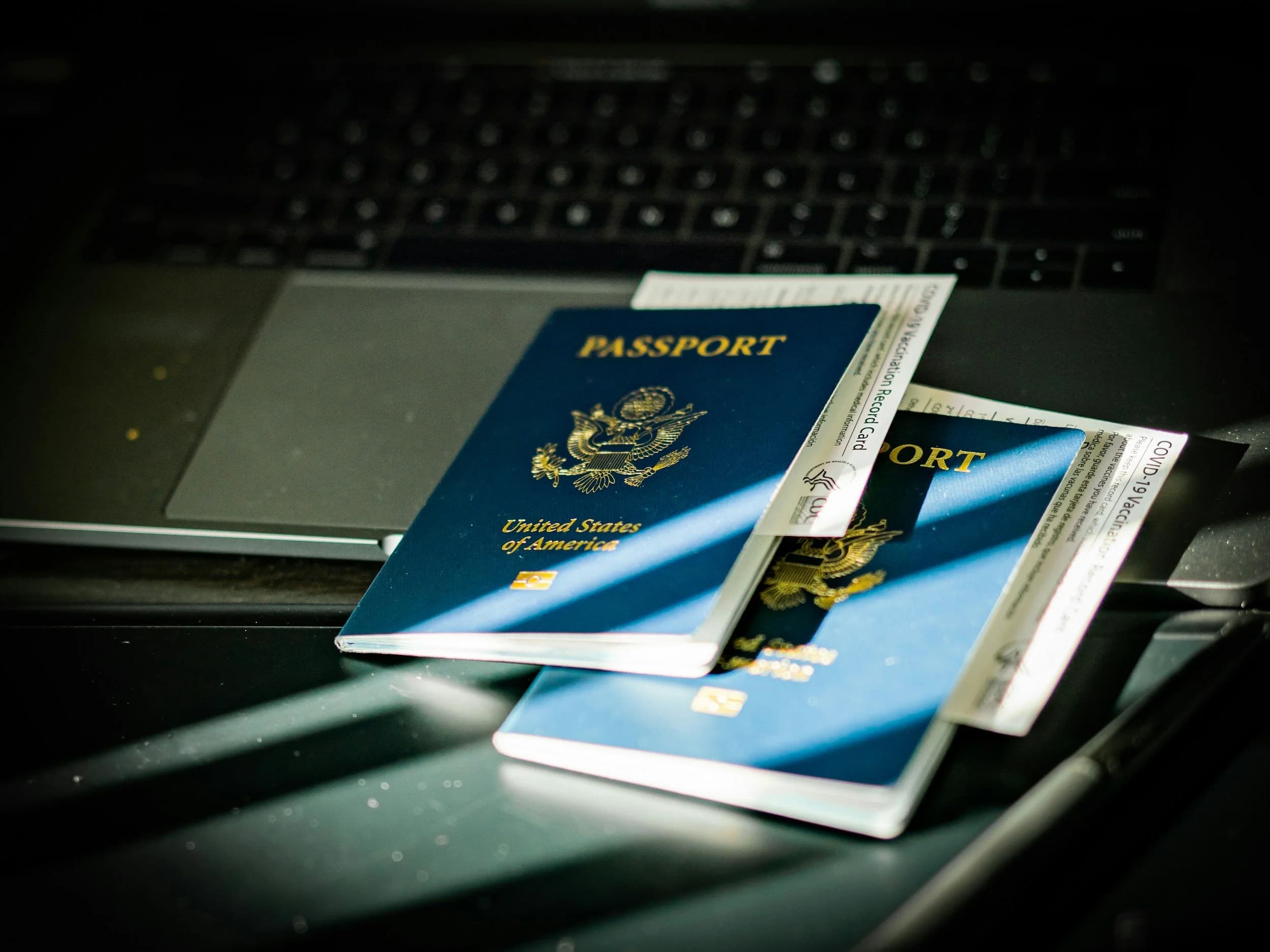 Abogado de inmigración ayudando a cliente con solicitud de tarjeta verde y visa en J. Lee & Associates en Norcross, Georgia cerca de Atlanta